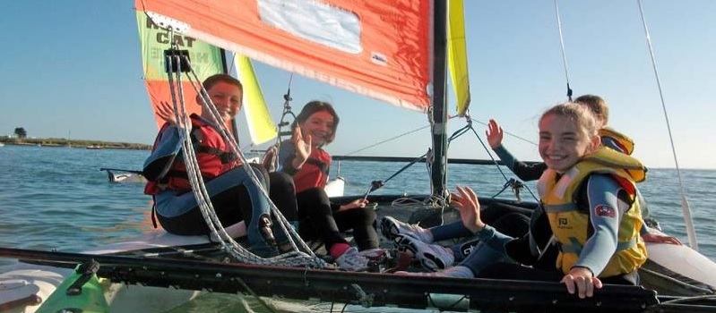 Activité nautique pour les enfants durant les vacances en bord de mer en bretagne dans le finistère