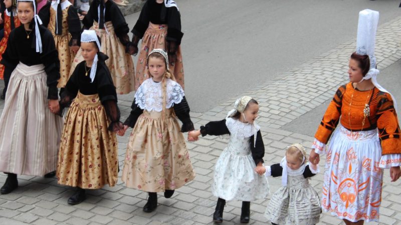 fete des brodeuses a pont l'abbe dans le finistere sud en bretagne