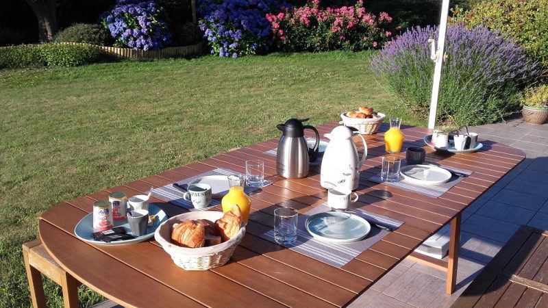 petit dejeuner bandb en terrasse dans le finistere sud en bretagne