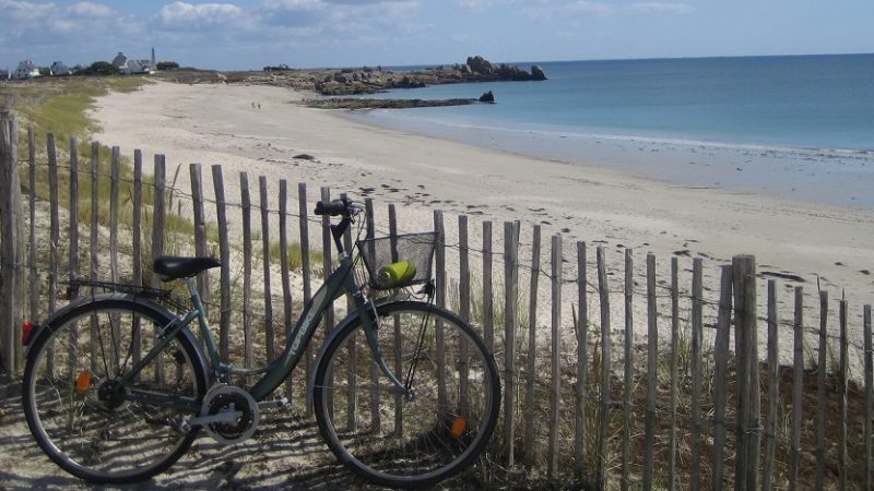 randonnee a velo au bord de la plage de goudoul en bretagne