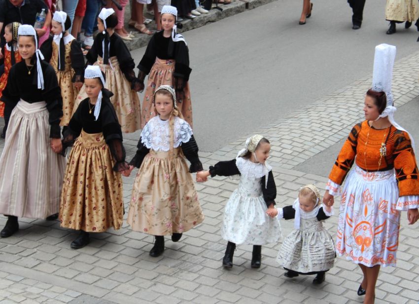 fete des brodeuses a pont l'abbe dans le finistere sud en bretagne