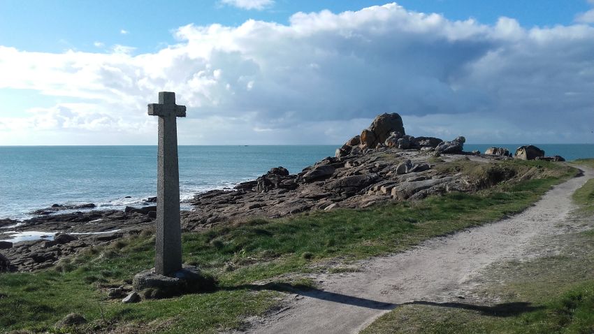 croix des amoureux a goudoul au finistere sud
