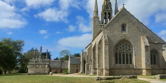 Le calvaire et la chapelle Notre-Dame-de-Tronoën à Saint-Jean Trolimon